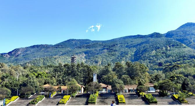 冬阳下的金钟山